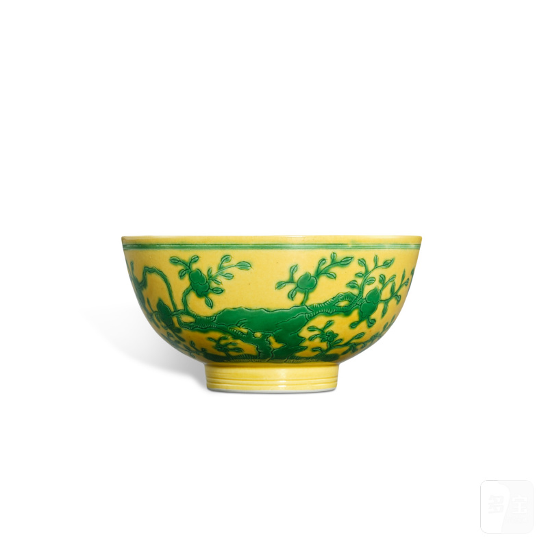 A yellow-ground green-enamelled 'peach' bowl, Seal mark and period of Daoguang | 清道光 黃地綠彩桃樹紋盌 《大清道光年製》 - 图1